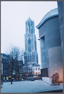 606447 Gezicht op de Domtoren te Utrecht, vanaf de Ganzenmarkt, met rechts de nieuwe uitbreiding van het Stadhuis.